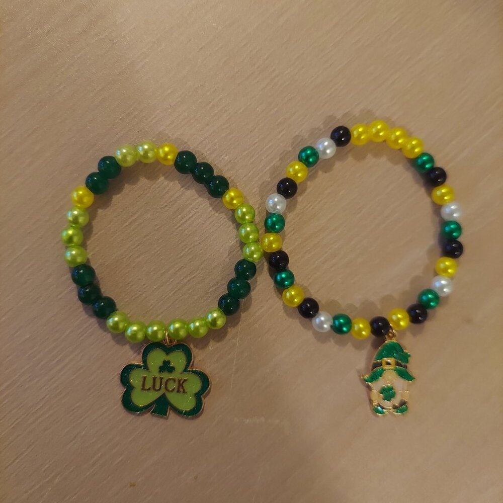 St. Patty's Day Kid's Beaded Charm Bracelet CHOOSE ONE - Picture 1 of 7